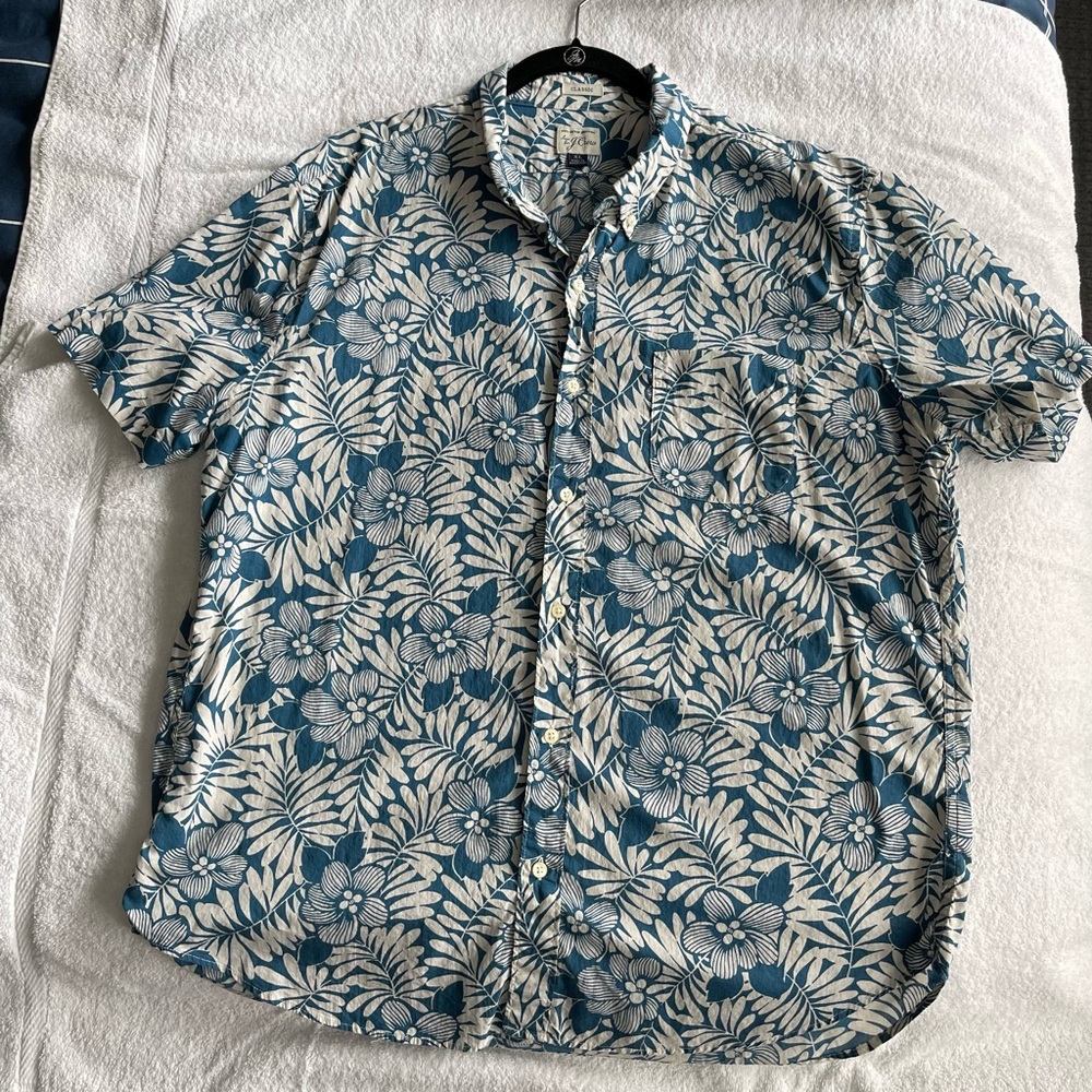 J-Crew Men’s X-large button up casual shirt